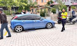 Kediden kaçarken park halindeki otomobile çarptılar
