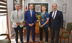 Salihli Kaymakamı Güldoğan, dünya şampiyonunu ağırladı