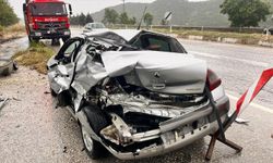 Manisa'da yol kenarındaki otomobile tır çarpıp kaçtı