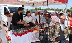 Şehzadeler Belediyesinden karanfil dağıtımı