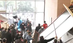 Polis CHP binasının kapısını kırdı