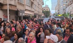 Manisa’da CHP’liler parti önünde toplanıyor