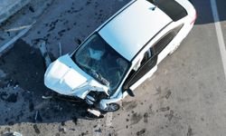 Otomobilin tur otobüsüne çarptığı kazada faciadan dönüldü