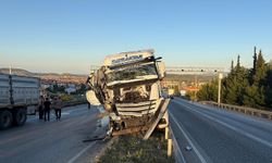 Tır başka bir tıra arkadan çarptı, yol trafiğe kapandı
