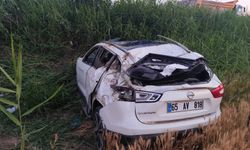 Manisa'da kamyonla araba çarpıştı 3 kişi yaralandı