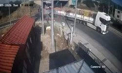 İzmir’de otomobil tıra böyle saplandı: Otomobil sürücüsü hayatını kaybetti