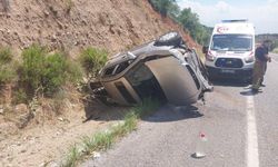 Manisa'da takla atan otomobilde 2 kişi yaralandı