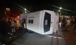 İzmir'de servis otobüsü ile otomobil çarpıştı: 4 yaralı