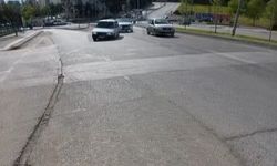 Trafikte ilginç görüntü: Seyir halindeki otomobilin lastiği yerinden çıktı