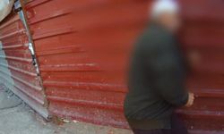 Zabıtaya direnen yaşlı adam başını defalarca demir kapıya vurdu