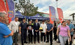 Salihli'de motosiklet sürücülerine kask dağıtıldı