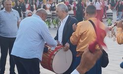 Federasyonu Başkanı Manisa’da davul çaldı bahşiş topladı