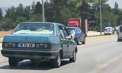 Ayaklarını camdan dışarı çıkartan yolcu trafiği riske attı