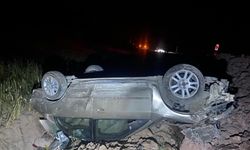 Manisa'da şarampole yuvarlanan otomobilde 2 kişi yaralandı