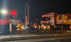 İzmir'de kırmızı ışıkta bekleyen araçlara tır çarptı: 1'i ağır 5 yaralı