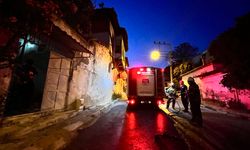 İzmir'de korkutan yangın: Odun ateşinden sıçrayan kıvılcımlar evi yakıyordu