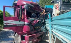 Manisa'da 2 kamyon çarpıştı: 1 ölü 2 yaralı