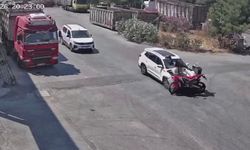 15 yaşındaki çocuğun kullandığı otomobil motosiklete çarptı, sürücü ağır yaralandı