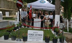 Mimarlar Odası Ferdi Zeyrek'i kabri başında andı