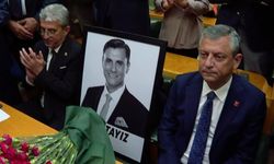 Özgür Özel grup toplantısında Ferdi Zeyrek'in resminin yanında oturdu