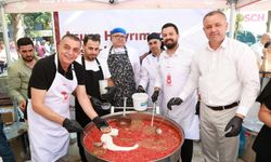 Başkan Şimşek Manisalılara aşure dağıttı