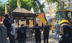 Kütahya'da esnaf kendini çatıya zincirledi, polis ve zabıta eşliğinde büfeler kaldırıldı
