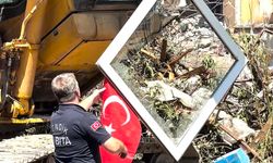 Kepçe operatörü Türk Bayrağı için çalışmayı durdurdu
