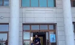 D*hşete düşüren görüntü: Karısını evlatlarının gözü önünde b*çakla yere yatırıp hunharca dövdü