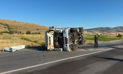 Devrilen tırın sürücüsü yaralandı