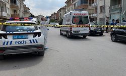 Üvey annesi ile kız kardeşinin boğazını keserek öldürdü