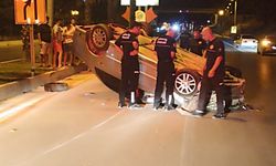 Önündeki motosiklete çarpmamak için direksiyonu kırdı, takla attı