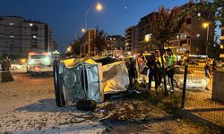 Yayalara çarpan otomobil takla atarak otoparka daldı: 1’i ağır 3 yaralı