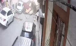 Çatı sokağa uçtu: Çocuklar çatının altında kalmaktan son anda kurtuldu