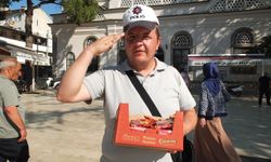 Burhaniye’de Polis şapkalı seyyar satıcı ilgi odağı oldu