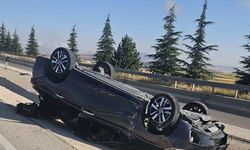 Refüje devrilen otomobilde beşi çocuk 8 kişi yaralandı