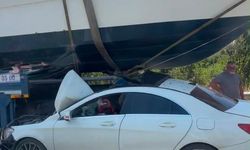 İzmir’de ilginç kaza: Otomobil tekneyle çarpıştı