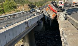 Uşak’ta tır, iki köprü arasına devrildi: 1 ölü