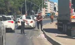 Yola saçılan paralar trafiği kitledi