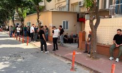 Kumarbaz bekçi, boşanma aşamasındaki eşini kızının yanında uyurken öldürmüş