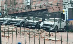Kağıthane'de duvar otoparka devrildi! Sıfır araçlar zarar gördü: 30 milyon liralık hasar