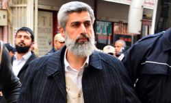 Alparslan Kuytul, kendinden habersiz hareket eden örgüt üyesinin sırtında sopa kırmış