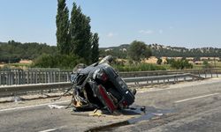 Uşak'ta takla atarak karşı şeride geçen otomobilde aynı aileden 4 kişi yaralandı