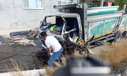 Yolcu otobüsü kamyonete çarptı: 1 ölü, 15 yaralı