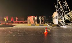 Dorsesi açık unutulan tır levhalara çarparak devrildi