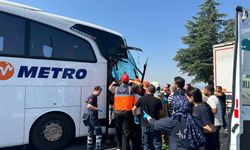 Uşak'ta yolcu otobüsü kamyona arkadan çarptı: 1'i ağır 8 yaralı