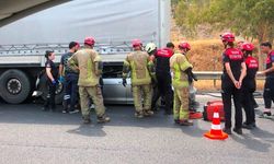 İzmir'de feci kaza: Tıra çarpan otomobilin sürücüsü hayatını kaybetti