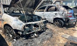 Otomobil yangını diğer araçlara sıçradı: 4 araç küle döndü