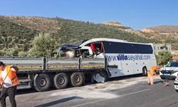 Yolcu otobüsü tıra arkadan çarptı: 2 ölü, 3'ü ağır 18 yaralı