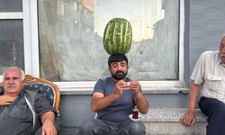 Kafasında 40 kiloluk karpuz varken bisiklet sürüyor, halay çekiyor, koşuya katılıyor