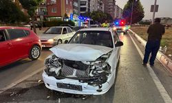 Kırmızı ışıkta bekleyen otomobile çarptı: 3 yaralı